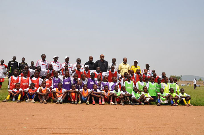 Abana bafata ifoto y'urwibutso n'abayobozi.