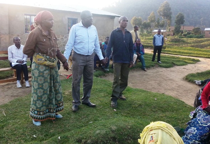 Umuyobozi w'umurenge yabahaga impanuro zo kubana neza.