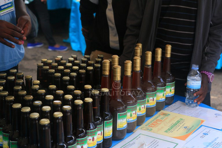 Urubyiruko rutandukanye ruri mu ihuriro rya Youth Connekt Convention rwerekana ibintu bitandukanye rukora mu kwihangira imirimo. Aba bihangiye umurimo bashinga uruganda rukora inzoga