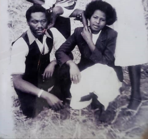 Bikorimana André agaragara muri iyi foto