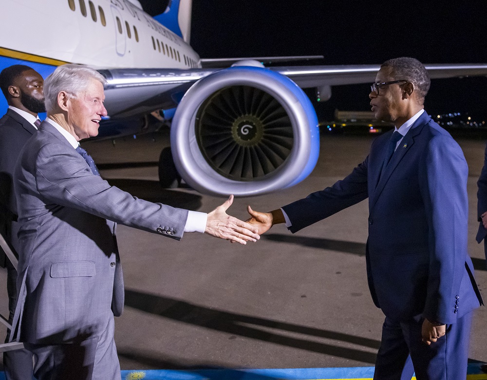 Bill Clinton n'intumwa bari kumwe bakiriwe n'Umunyamabanga wa Leta muri Minisiteri y'Ububanyi n'Amahanga, Gen (Rtd) James Kabarebe 