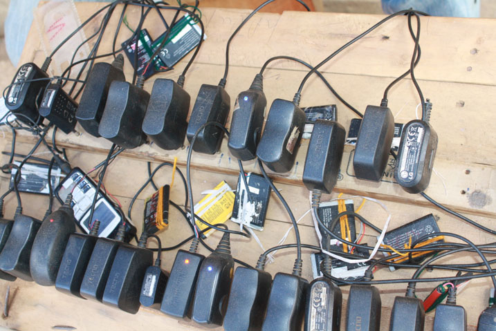 Akoresha ibikoresho yimukana iyo agiye gukorera ahateraniye abantu benshi.