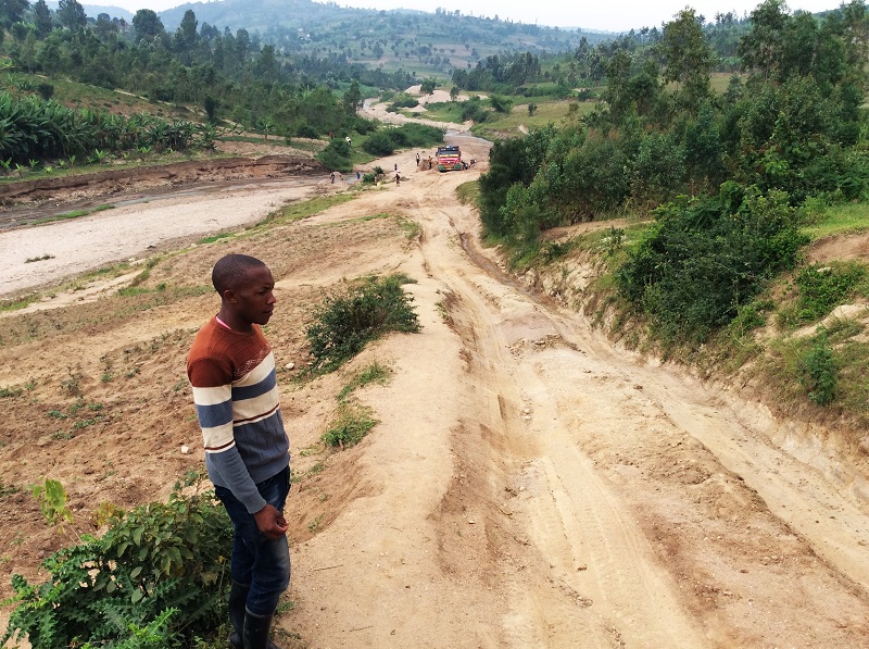 Bimenyimana avuga ko imihanda ijya aho yakoreraga yayiguze n'abaturage ubu ikaba iri gukoreshwa na Nsengiyumva