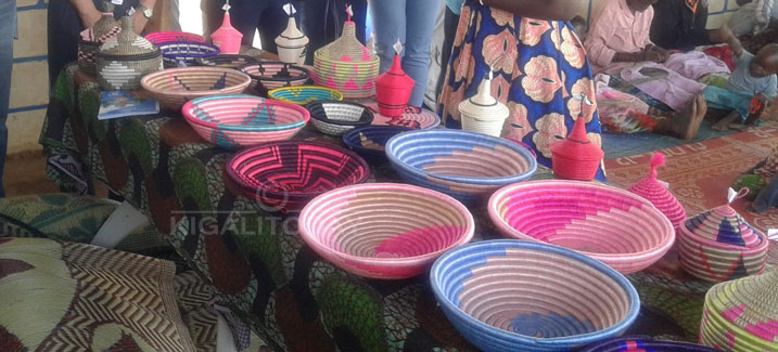 Bimwe mu bikoresho aba bagore baboha