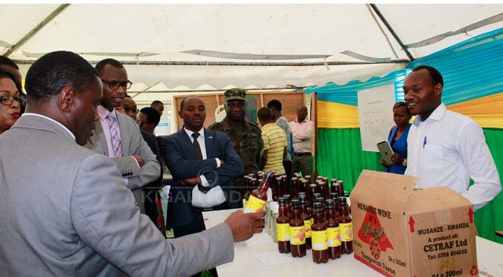 Bimwe mu binyobwa byamuritswe byakozwe n'abanyeshuri bo muri siyanse