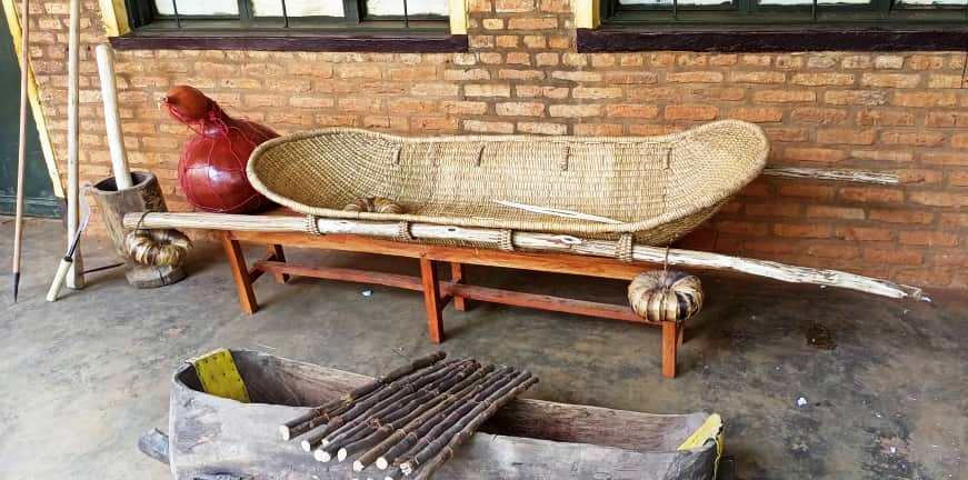 Bimwe mu bikoresho biri mu cyumba ndangamurage ku ishuri Ikibondo