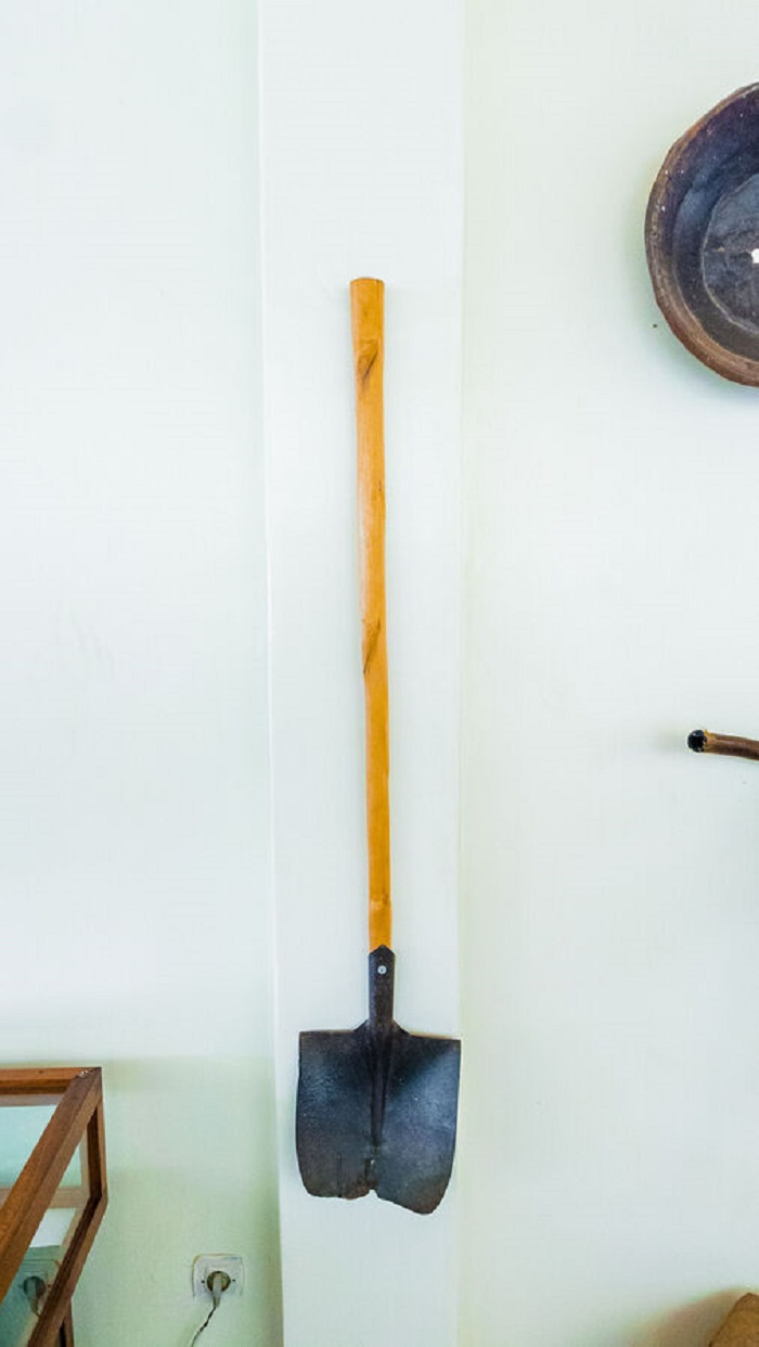 Bimwe mu bikoresho byifashishwaga mu mirimo itandukanye na byo ni bimwe muu byo usuye iyi ngoro yerekwa