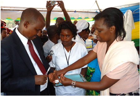 Mayor w'akarere ka Karongi Kayumba Bernard na Dr Anitha Asiimwe ushinzwe kurwanya SIDA nabo bahaye abana ibinini bya vitamine A. 