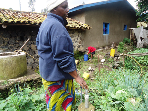 Biogaz yamugabanyirije imirimo yo mu gikoni no kugabanya ibicanwa bikomoka ku biti ku buryo bimufasha kurengera ibidukikije.