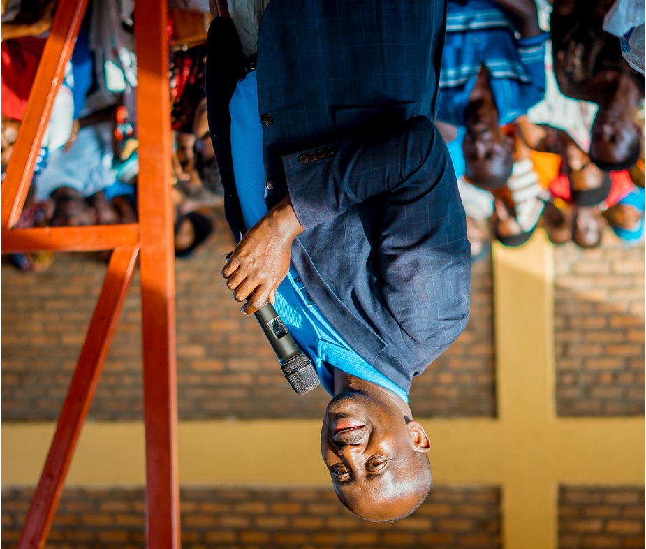 Visi Meya Matsiko yasabye abaturage gufata neza amashyiga bahawe