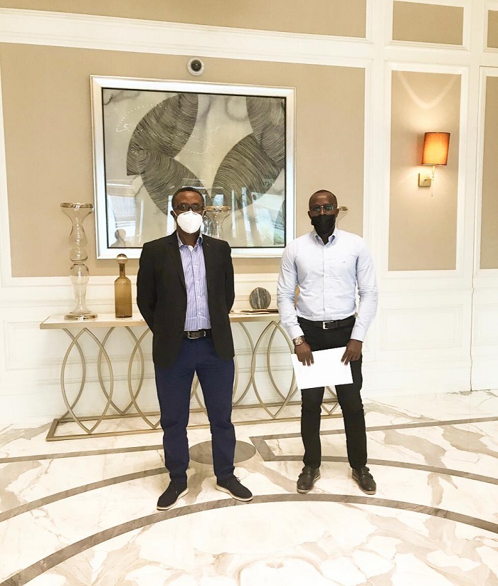 Minisitiri Biruta hamwe n'umwe mu bakuriye Diaspora