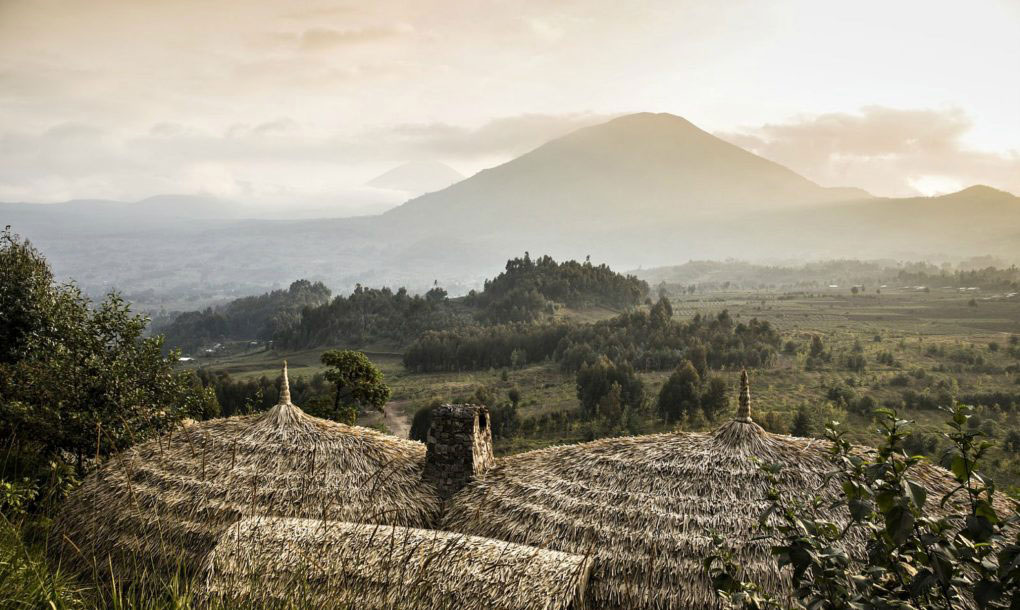 Uri kuri "Bisate Lodge" ni uko aba yitegereza hakurya yayo 