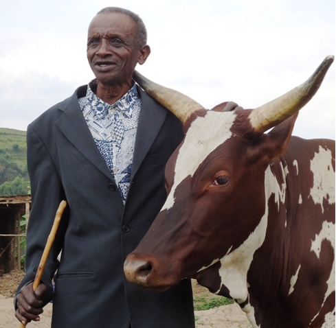 Umusaza Muganza Usier yishimiye inka bari bamaze guhabwa agira ati: “N