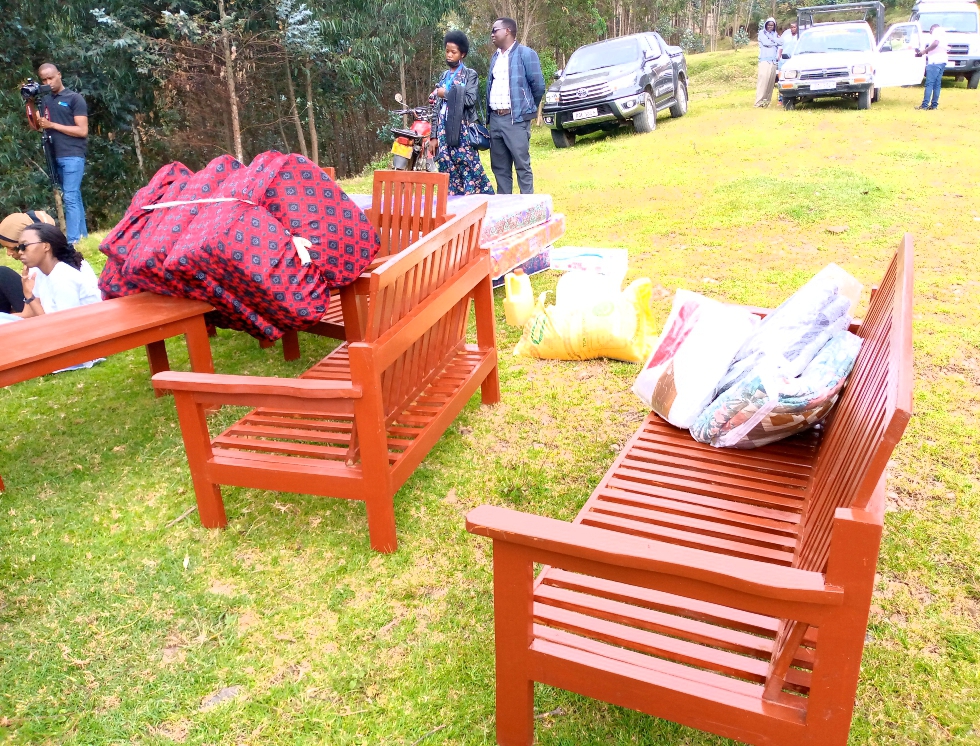 Bimwe mu bikoresho byo mu nzu byahawe umuryango w'abana bibana