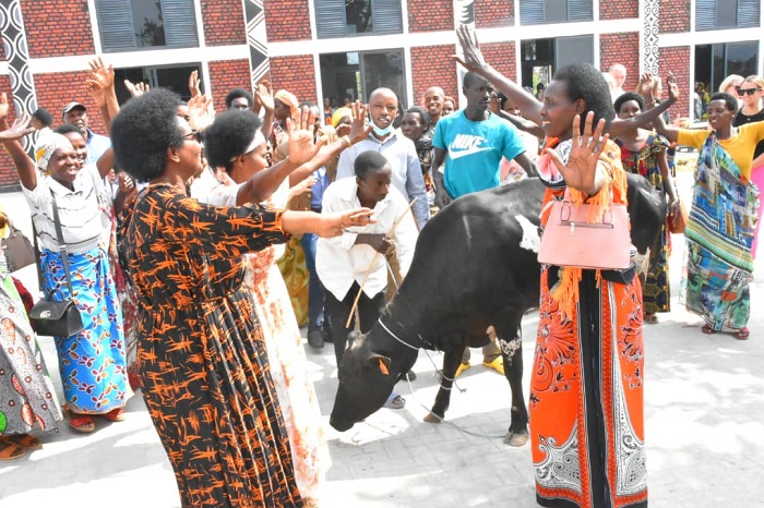 Bishimira ko umuryango Shallom Ministries wongeye kubagarurira ubumwe bakaba bagabirana inka nta rwicyekwe