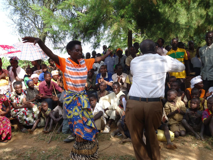 Bishimiye ko bahawe inka babigaragaza mu ndirimbo.