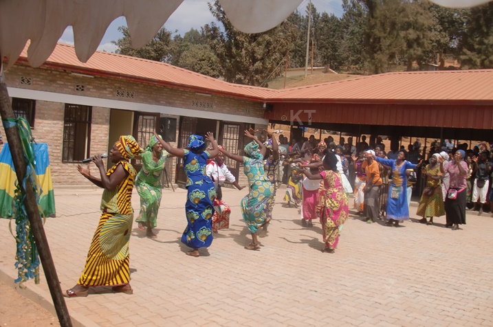 Abari abazunguzayi ku muhanda, bishimiye isoko bamurikiwe.