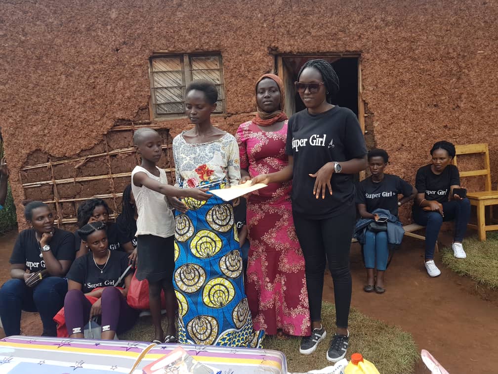 Bishyuriye ubwisungane mu kwivuza abana be babaha n'ibikoresho by'ishuri