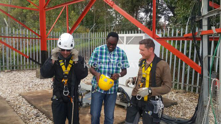 Bitembeka-Prosper-(Hagati), umwe mu bayobozi ba Kigali Today Ltd bakurikirana iki gikorwa.