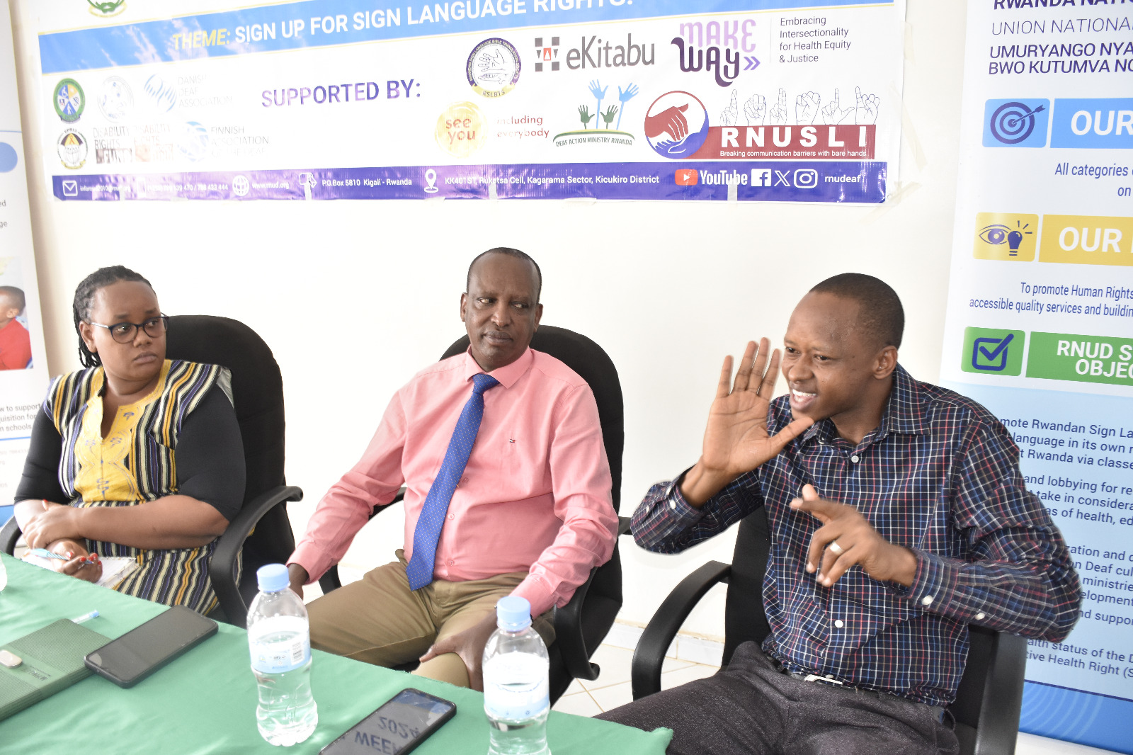 Bizimana Jean Damascene (wazamuye ikiganza) yasobanuye ibyamubayeho ubwo yatwarwaga n