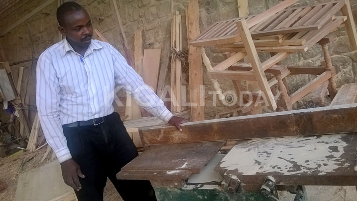 Bizimana Charles yihangiye umurimo wo gukora imashini zibaza z'izisudira hifashishijwe umuriro w'amashanyarazi.