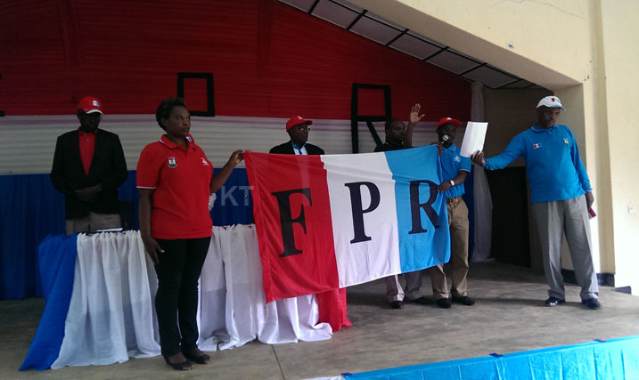 Bizimana Claude, umanitse akaboko, arahirira kuba umunyamuryango wa FPR Inkotanyi.