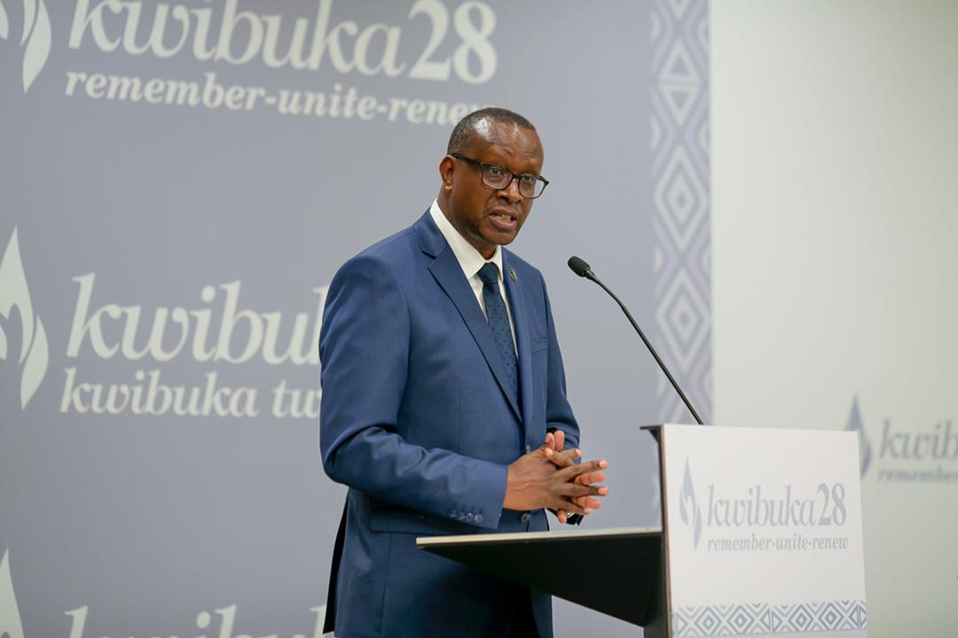 Dr. Bizimana avuga ko igihe ibihugu by'amahanga bizafatanyiriza hamwe n'u Rwanda mu guhasha no kurwanya ingengabitekerezo ya Jenoside ibibazo byose bihari bizakemuka