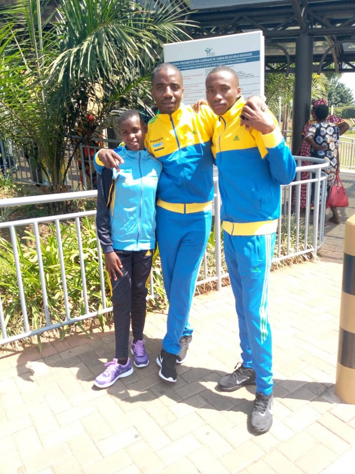 Bizimana Manasseh (hagati) n'abanyeshuri babiri biga muri Nyaruguru ari bo Niyonkuru Florence na Habinshuti Alexis bajyanye mu Budage mu mahugurwa