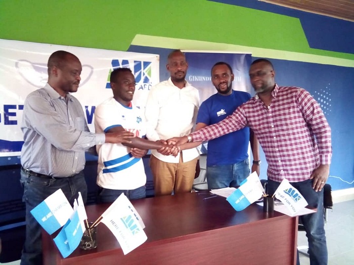 Bizimana (wa kabiri ibumoso) yamaze kwerekeza muri Rayon Sports avuye muri AS Muhanga