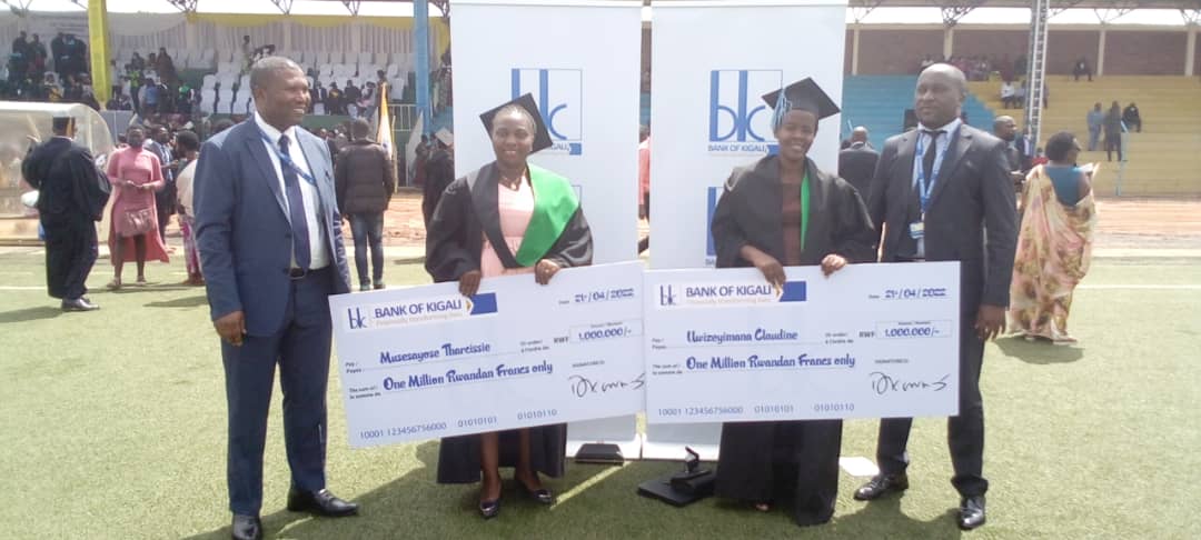 Umuyobozi w'ishami rya BK Muhanga n'umuyobozi w'amashami ya BK mu Ntara bafashe ifoto hamwe n'abahembwe