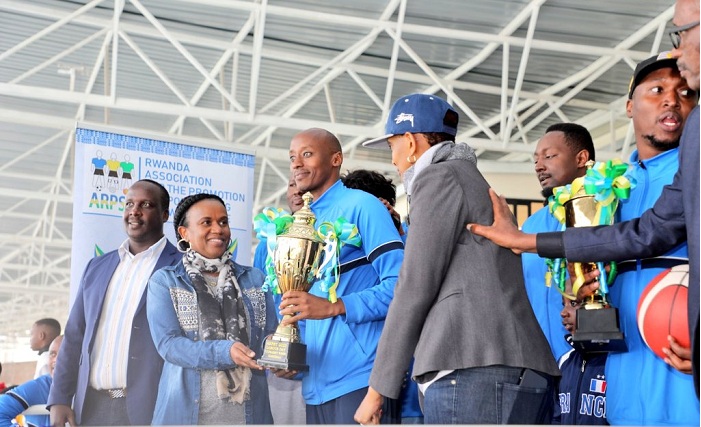 Minisitiri Kayirangwa ashyikiriza Banki ya Kigali (BK) igikombe