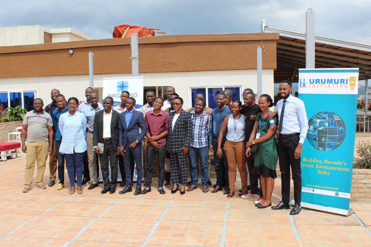 25 bakomeje mu irushanwa bafata ifoto y