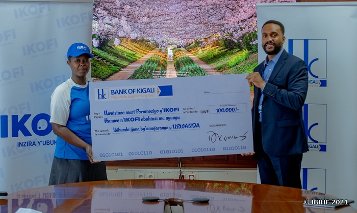 Umuyobozi ushinzwe Ikoranabuhanga muri BK, Obinina J. Ukwani, ahereza sheki Mukagatare Marie-Merci 