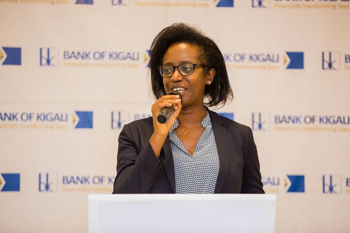 Dr Karusisi yemeje amasezerano bagiranye na Agahozo Shalom Youth Village, y