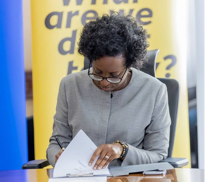 Dr Diane Karusisi yashyize umukono ku masezerano BK yagiranye na MTN yo gufasha abantu kubona telefone zigezweho