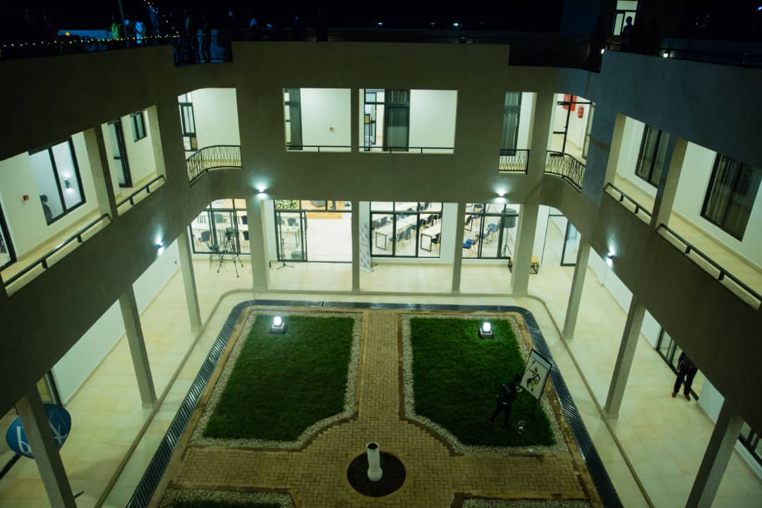 Imbere mu nyubako ya Intore Learning Center