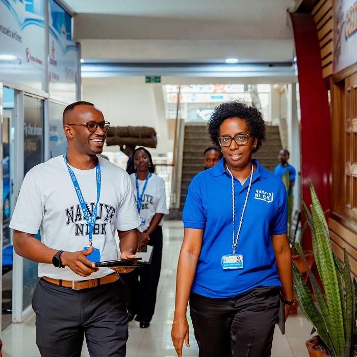 Dr. Diane Karusisi ni we wari uyoboye itsinda ryasanze abaturage kubasobanurira serivisi za BK