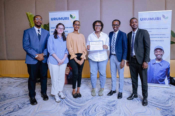 Nyuma y'amahugurwa bari bamazemo iminsi bahawe impamyabushobozi