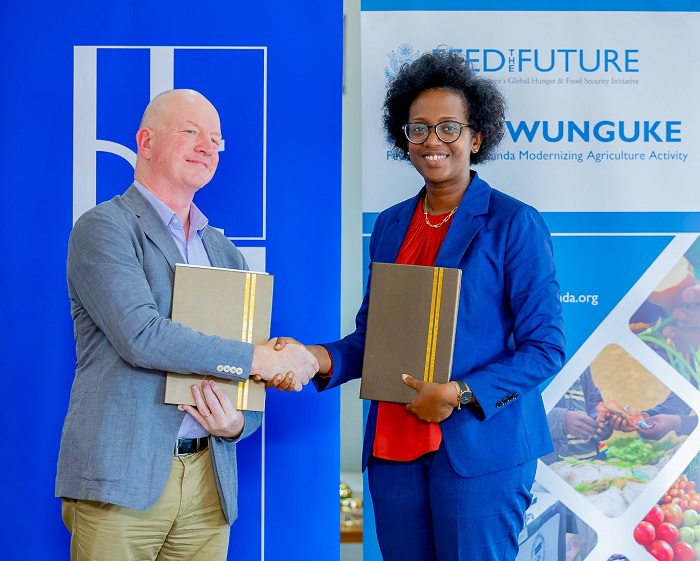 Dr Diane Karusisi wa BK na Daniel Gies wa USAID-Hinga Wunguke nyuma yo gusinya amasezerano