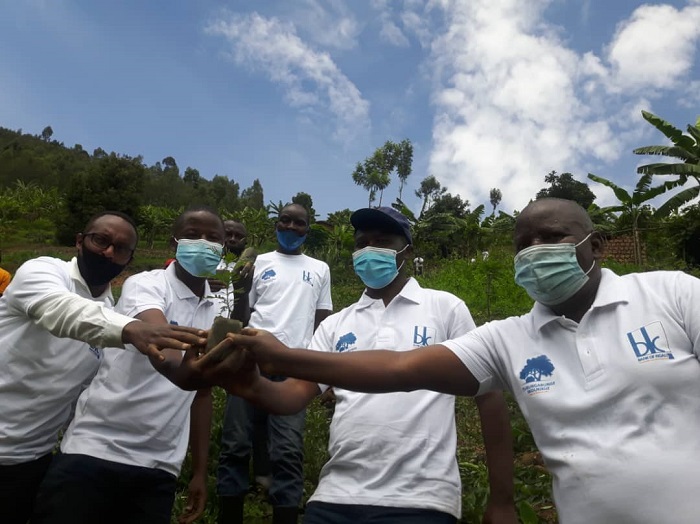 BK ifatanyije n'Akarere ka Rulindo na Meteo Rwanda bateye ibiti bivangwa n'imyaka bizatanga ibiribwa ku bantu no ku matungo ndetse bikabafasha kurengera ibidukikije