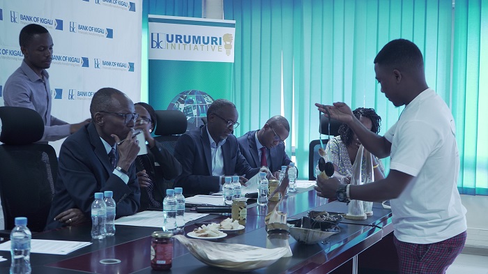 Habiyaremye yerekanaga bimwe mu byo akora mu mahembe y'inka