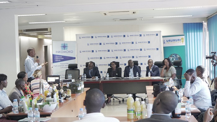 Umwe muri ba rwiyemezamirimo yasobanuriraga abakemurampaka umushinga we