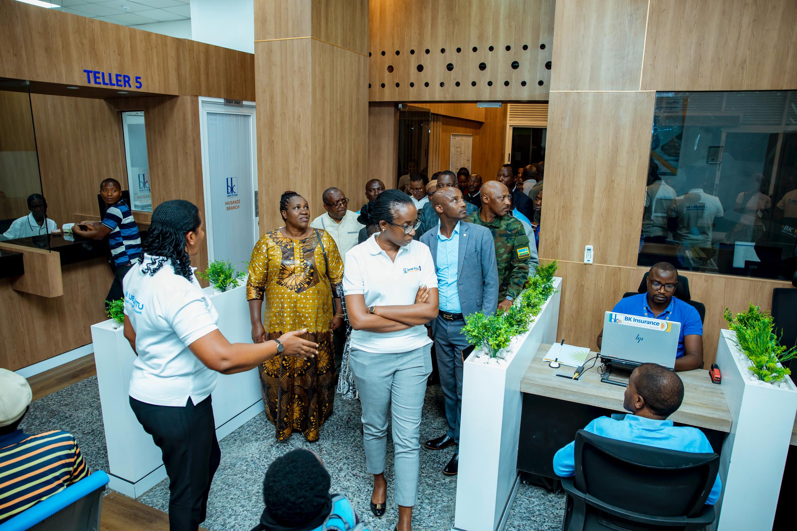 Abayobozi barimo n'ukuriye Banki ya Kigali berekwa ibice bitandukanye by'inyubako nshya