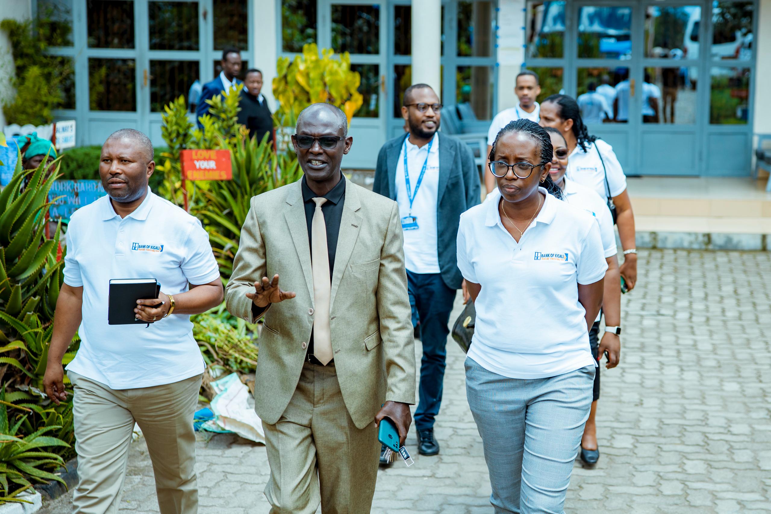 Nduwayesu Elie (hagati) hamwe n'Umuyobozi wa Banki ya Kigali Dr Diane Karusisi