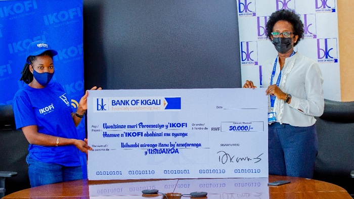 Umuyobozi Mukuru wa BK Plc, Dr Diane Karusisi ashyikiriza sheki umwe mu bahinzi bitabiriye gukoresha IKOFI