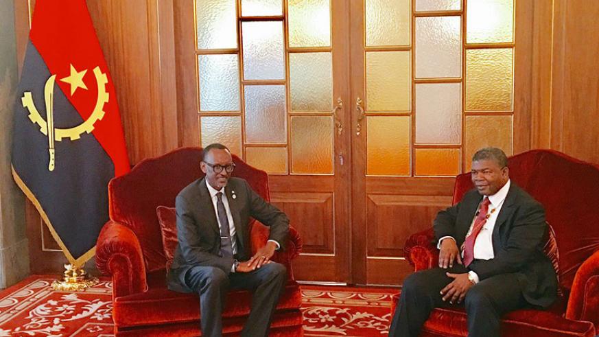 Perezida Kagame na Perezida Joao ubwo yarahiriraga kuyobora Angola mu 2017