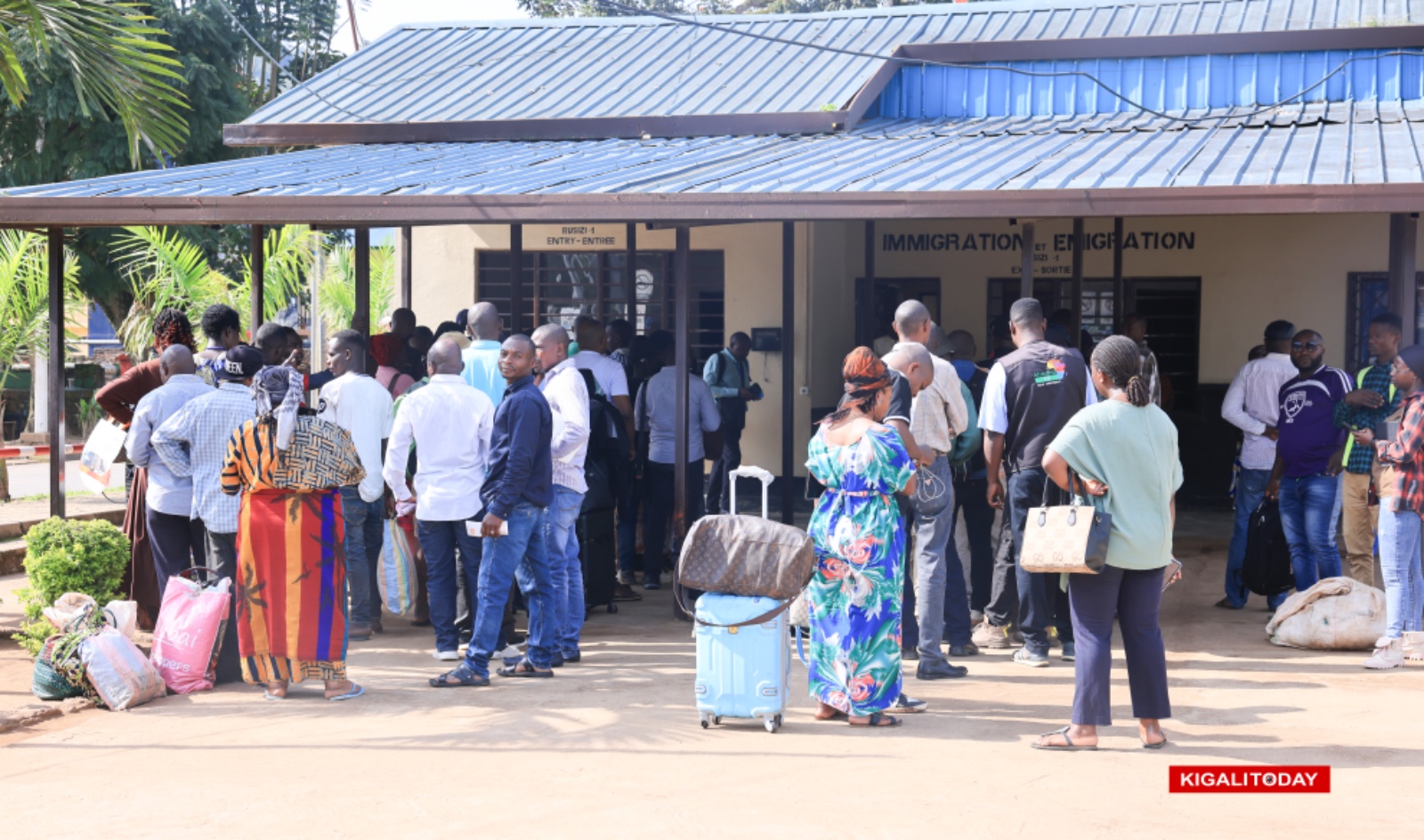 Abantu baruzuza ibisabwa bakagenda nta nkomyi