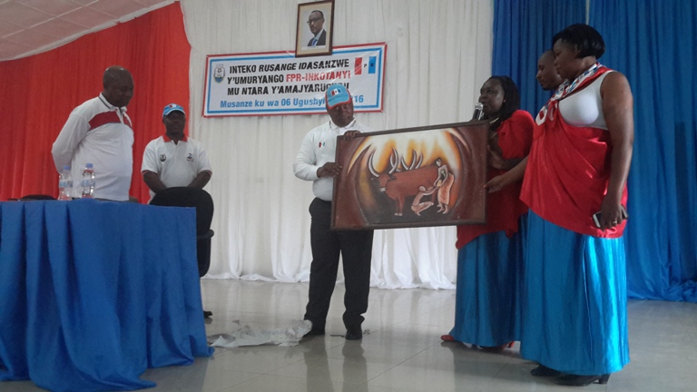 Bosenibamwe yahawe impano y'ishimwe ashimirwa ibyo yagezeho afatanyije n'abanyamuryango