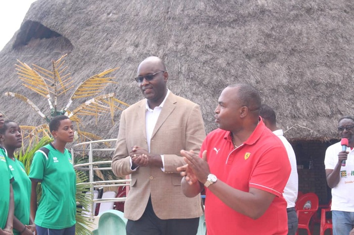 Perezida wa zone ya V, Ruterana Fernard n'umuyobozi wa Federasiyo y'u Burundi, Brig Gen wa Polisi, Serge Ntakavura bafungura irushanwa