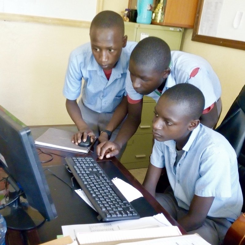 Amashuri yo mu Turere twa kure ntagira ibikorwa remezo bihagije byifashishwa mu burezi buteza imbere ikoranabuhanga